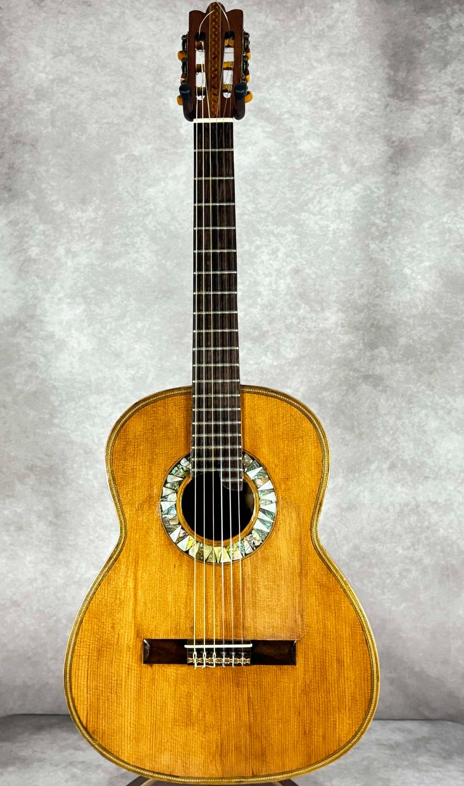 Full front view of the El Argentino guitar by Louis Scafa, 1956